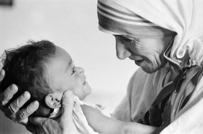 Мать Тереза занимается благотворительностью в Индии. Фото: bing.com.