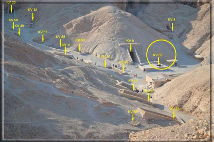 Долина Царей. Жёлтым обведен район, в котором в 2020 году была обнаружена самая последняя геофизическая аномалия, примыкающая к гробнице Тутанхамона, KV62.
