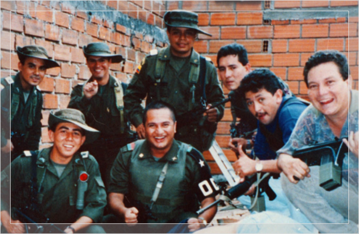 Члены поискового блока полковника Мартинеса празднуют над телом Пабло Эскобара 2 декабря 1993 года.