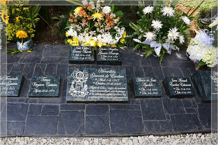 Могила Пабло Эскобара и членов его семьи. Самое большое надгробие принадлежит его матери.