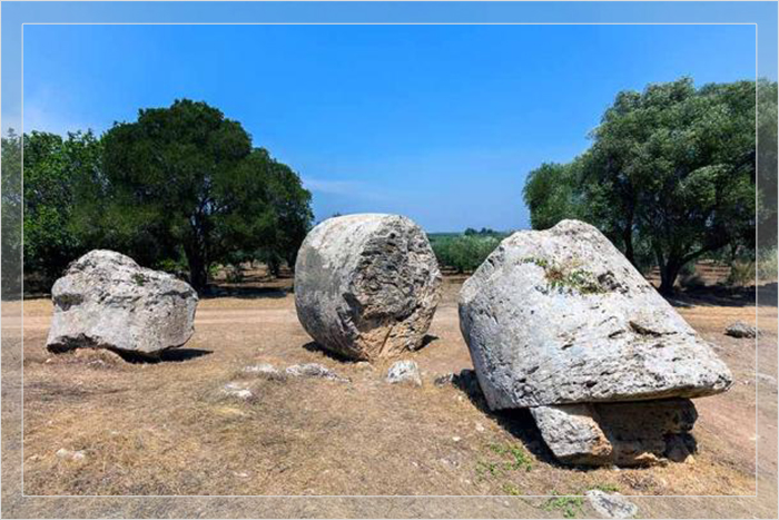 Остатки заброшенного камня, предназначенного для Селинунта, в карьере пещеры Куза на Сицилии.