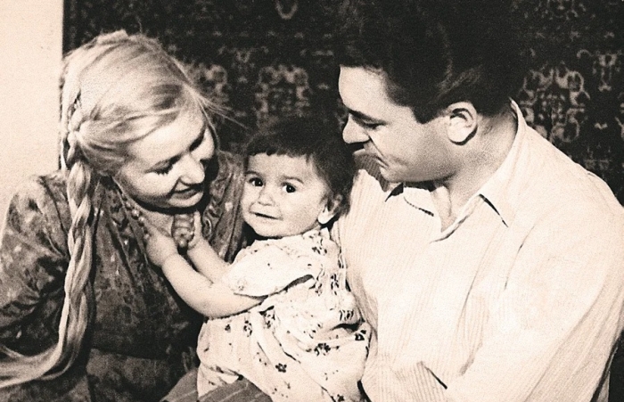 Наталья Бондарчук в детстве с родителями. / Фото: www.shnyagi.net