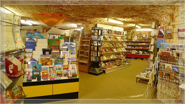 Подземный книжный магазин.