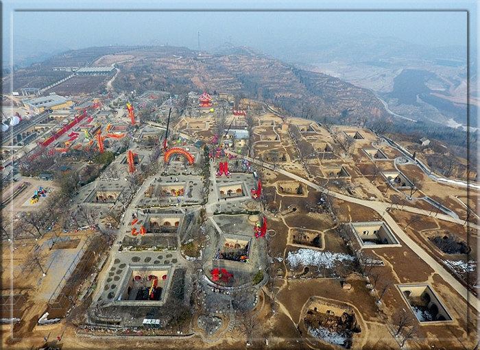 Вид с воздуха на пещерный жилой комплекс в районе Шаньчжоу 21 января 2018 г. в Саньмэнься, провинция Хэнань, Китай.