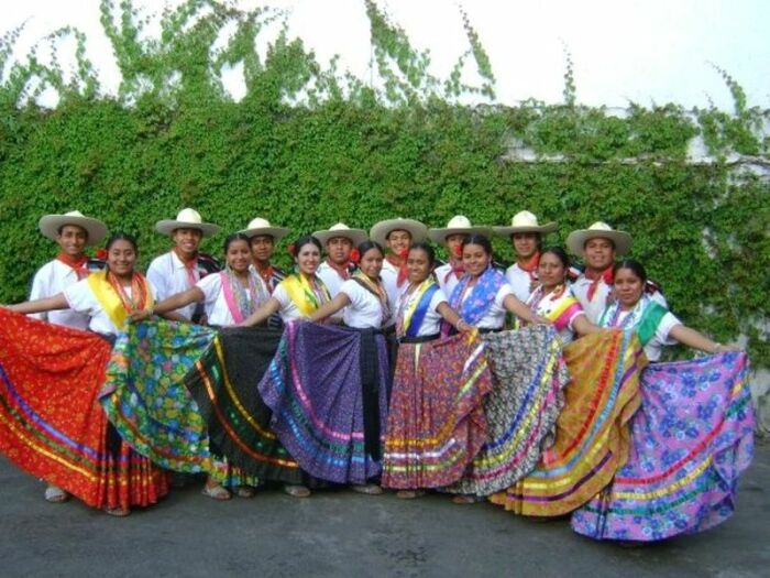 Миштеки. Группа исполняющих танец «миштекский сироп». Фото: wikipedia.org.