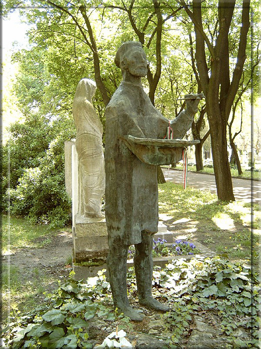 Памятник на могиле художника.