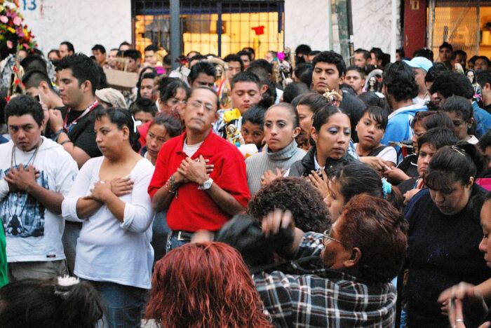 Жуткая религия, осужденная католической церковью: Как в Мексике почитают Санта Муэрте
