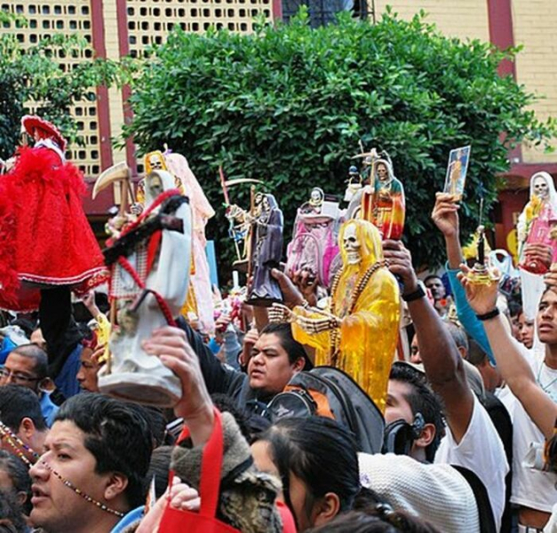 Жуткая религия, осужденная католической церковью: Как в Мексике почитают Санта Муэрте