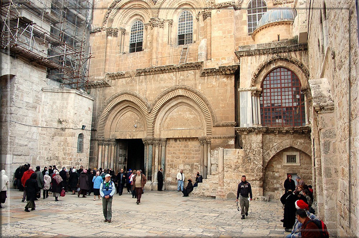 Почему почти 300 лет не могут поделить деревянную лестницу в Храме Гроба Господня в Иерусалиме