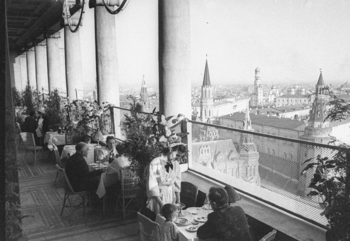 Самый престижный ресторан Москвы времен СССР: как это было тогда, и чем в нем угощают сейчас