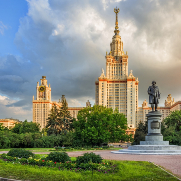 Как строили легендарные сталинские высотки в Москве: легенды, слухи и реальные факты