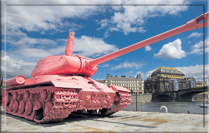 Почему памятник советским танкистам в Праге поменял цвет, и где сейчас символ освобождения от нацистов