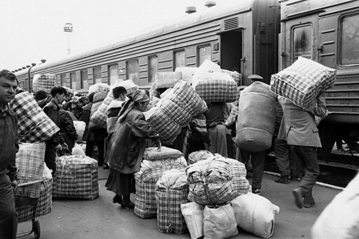 Как люди с клетчатыми сумками с дефицитом боролись: Челночный бизнес в СССР