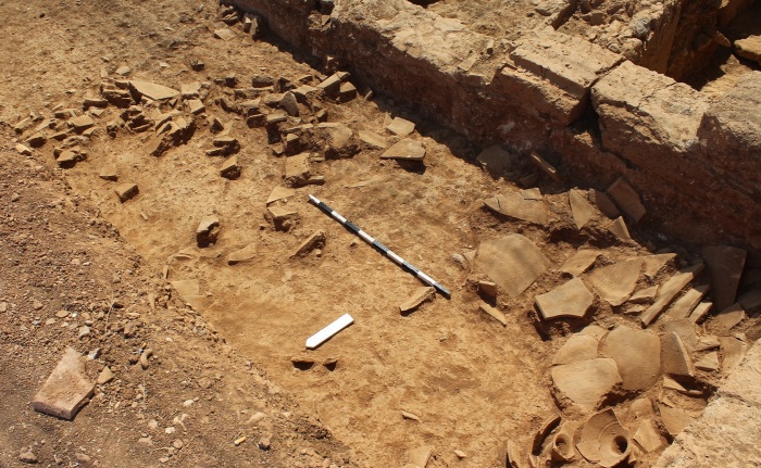 Какие древности нашли ученые в 1600-летнем винном магазине в Греции, и Какая стихия его разрушила