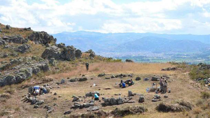 Что скрывает 5000-летнее святилище в Андах, обнаруженное недавно на вершине 3000-метровой скалы