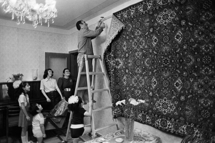 Зачем в советских квартирах на стены вешали ковры и откуда пошла такая мода