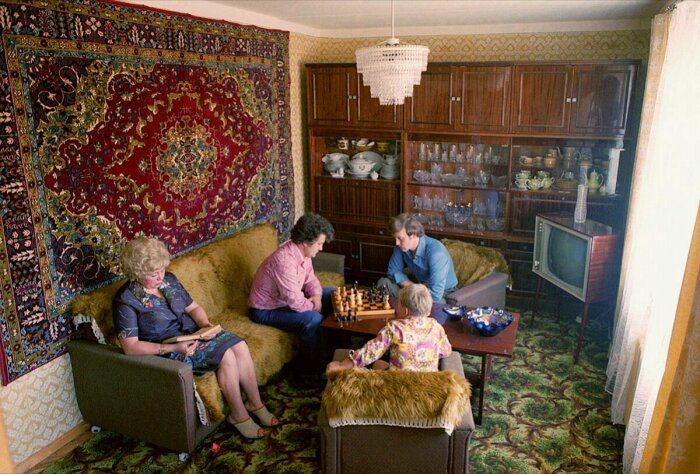 Зачем в советских квартирах на стены вешали ковры и откуда пошла такая мода