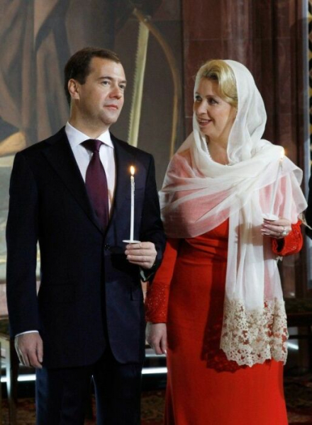 Выбрала мужа в 7-м классе школы и больше 30 лет живет в любви: Как Светлана Медведева, жена экс-президента России, повлияла на его жизнь и карьеру