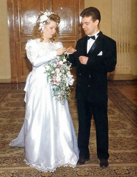 Выбрала мужа в 7-м классе школы и больше 30 лет живет в любви: Как Светлана Медведева, жена экс-президента России, повлияла на его жизнь и карьеру