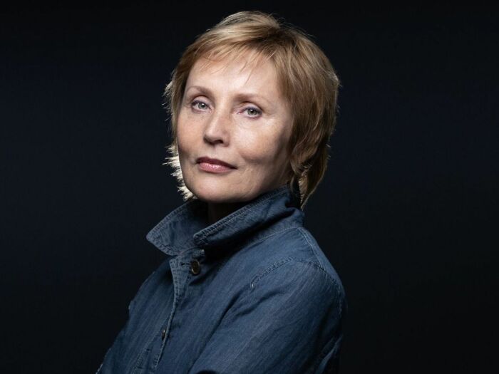 Была лицом программы «Время», бежала в Париж и вернула все награды в Кремль: Как живет в эмиграции журналистка Жанна Агалакова