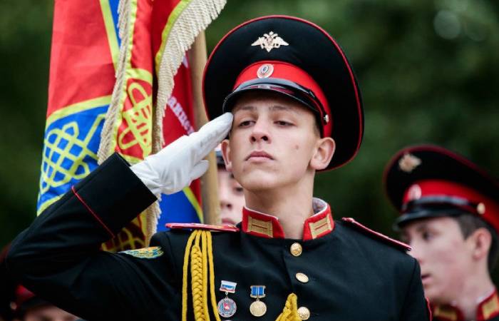 Почему военные при приветствии отдают честь, прикладывая руку к головному убору