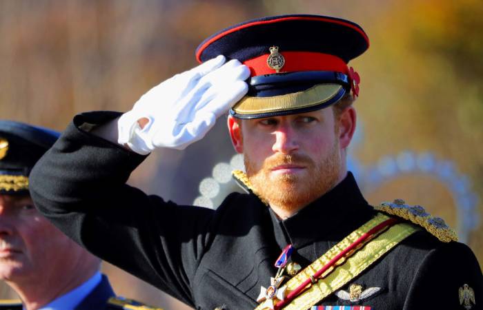 Почему военные при приветствии отдают честь, прикладывая руку к головному убору
