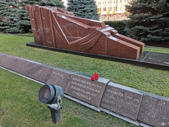 За какие заслуги успешного царского генерала в СССР с почестями похоронили рядом со Сталиным