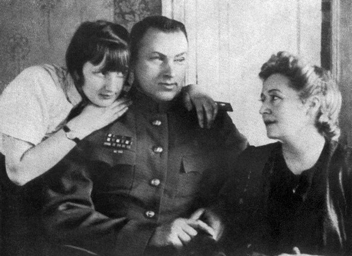 За что 2 раза пытались расстрелять Рокоссовского, и Как пытки не сломали героического маршала Победы